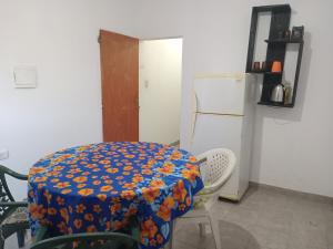 una mesa con un mantel azul con flores naranjas. en Depto Dm II centro en San Fernando del Valle de Catamarca