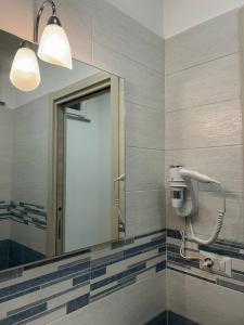 baño con espejo grande y lavabo en B&B La Ginestra, en Scafati