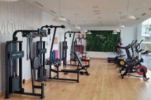 Phòng/tiện nghi tập thể dục tại Brand new luxury apartment