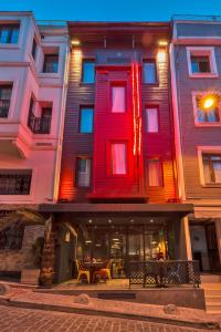 um edifício vermelho com uma mesa em frente em Taksim Nis Hotel- Special Category em Istambul