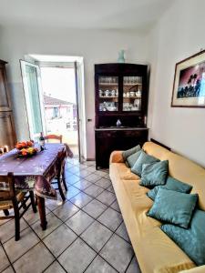 uma sala de estar com um sofá e uma mesa em -La Terrazza nel Vigneto- [Golfo dei Poeti] em Tellaro