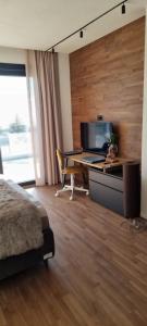 um quarto com uma secretária, um computador e uma cama em Luxury Vibes Boutique Hotel & Spa em Nicolosi