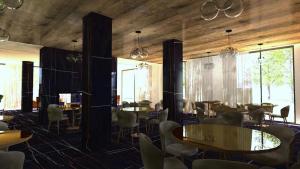 uma sala de jantar com mesas, cadeiras e janelas em Luxury Vibes Boutique Hotel & Spa em Nicolosi