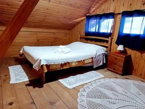 a bedroom with a bed in a log cabin at Casa Canto Verde in Visconde De Maua