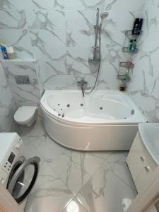 豐坦卡的住宿－ODESSA, Город у Моря, Ривьера, ЖК Авторский，白色的浴室设有浴缸和卫生间。