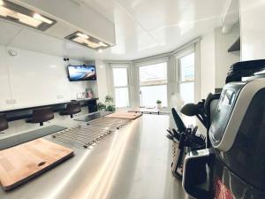 Habitación amplia con equipo de DJ en Apt 12 Luxury Living Chic Studio Steps from Beach, en Brighton & Hove