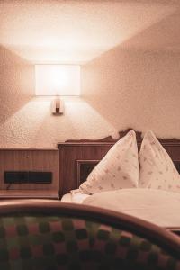a bedroom with a bed with a light on the wall at B & B Feistererhof in Ramsau am Dachstein