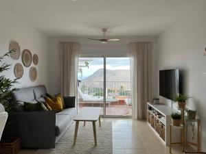 Μια τηλεόραση ή/και κέντρο ψυχαγωγίας στο Cozy two-bedrooms apartment with big terrace and ocean view +24 φωτογραφίες