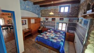 un dormitorio en una casa con una cama en ella en Mary's Old Mill en Ilirska Bistrica