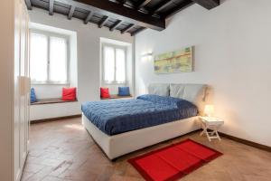 una camera con un letto e un tappeto rosso di Friends Of Florence a Firenze