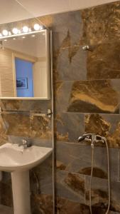 a bathroom with a sink and a mirror at Casa con jardín y barbacoa cerca del mar in Puerto del Rosario
