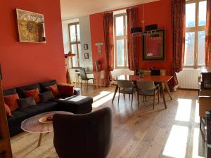 salon z kanapą i stołem w obiekcie Magnifique appartement 8 couchages dans villa historique w mieście Jausiers