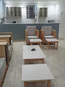Pokój ze stołami, krzesłami i blatem w obiekcie Lagos Diani w mieście Diani Beach