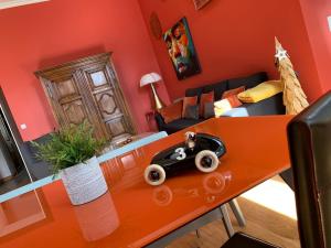Televízia a/alebo spoločenská miestnosť v ubytovaní Magnifique appartement 8 couchages dans villa historique