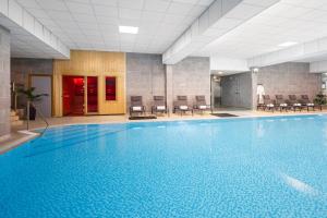 Bazén v ubytování Edinburgh Marriott Hotel Holyrood nebo v jeho okolí