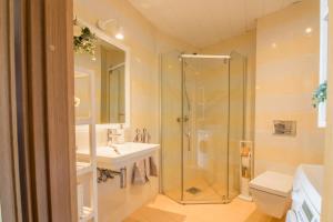 Un baño con ducha, lavabo e inodoro. en City Center Luxury Apartment, en Tartu 12 fotos más