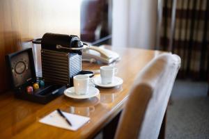 Příslušenství pro přípravu čaje a kávy v ubytování Edinburgh Marriott Hotel Holyrood