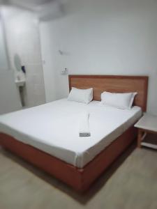duże łóżko w pokoju z prysznicem w obiekcie Lagos Diani w mieście Diani Beach