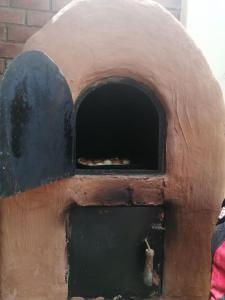 - un four en briques avec une pizza à l'intérieur dans l'établissement CASA MAMÁ BEA, à Casa Blanca