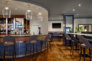 TV a/nebo společenská místnost v ubytování Edinburgh Marriott Hotel Holyrood