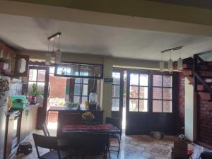 - une cuisine avec une table et des chaises dans la chambre dans l'établissement CASA MAMÁ BEA, à Casa Blanca