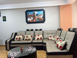 un soggiorno con 2 divani e un tavolo di habitación para 3 en departamento Wanchaq Cusco a Cuzco