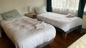 سرير أو أسرّة في غرفة في Casa Balmaceda Backpackers