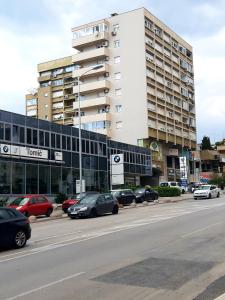 un parking avec des voitures garées devant un bâtiment dans l'établissement Via Spalato Apartment, à Split