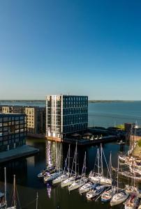 een groep boten is aangemeerd in een jachthaven bij Four Elements Hotel in Amsterdam