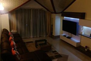 een woonkamer met een grote flatscreen-tv bij Fully furnished 3br, master ensuite penthouse. in Ruaka