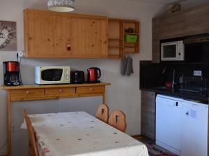 Ett kök eller pentry på Appartement Pralognan-la-Vanoise, 3 pièces, 6 personnes - FR-1-464-52