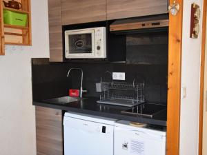 Appartement Pralognan-la-Vanoise, 3 pièces, 6 personnes - FR-1-464-52にあるキッチンまたは簡易キッチン