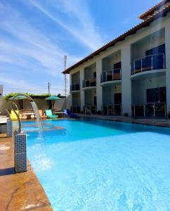 una piscina con fontana in un hotel di Pousada Kalunga a Flecheiras