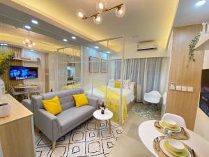 ein Wohnzimmer mit einem Sofa und einem Bett in der Unterkunft 1BR w/ Balcony near Megamall: The Admiral‘s Lounge in Manila