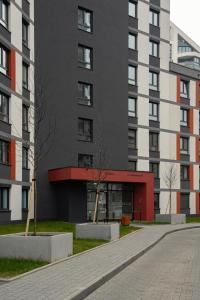 ein Apartmenthaus mit einer roten und schwarzen Fassade in der Unterkunft Ekskluzywny apartament + garaż in Krakau