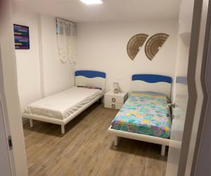 a bedroom with two beds in a room at Casa Sofia - Appartamento ristrutturato a Castiglione della Pescaia, località Rocchette in Castiglione della Pescaia