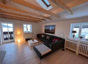 een woonkamer met een bank en een tafel bij NEU - traumhafte Ferienwohnung mit Bergblick in Lenggries
