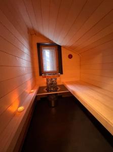 Habitación pequeña con una pequeña ventana en una sauna en NEU - traumhafte Ferienwohnung mit Bergblick en Lenggries