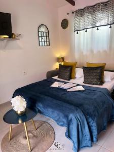 - une chambre avec un grand lit et une table dans l'établissement Cocon des jardins - Bungalow & SPA, à Gros-Morne