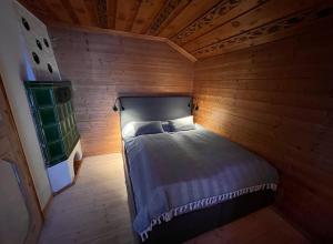 een kleine slaapkamer met een bed in een houten kamer bij NEU - traumhafte Ferienwohnung mit Bergblick in Lenggries