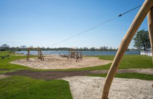 park z placem zabaw z huśtawką w obiekcie Luxe chalet in prachtig natuurgebied w mieście Lith