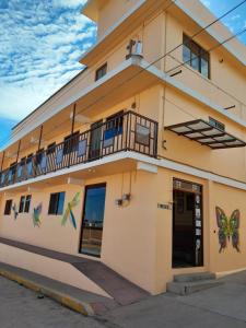 un edificio con mariposas pintadas a un lado. en Hotel Márquez, en Chignahuapan