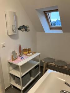 ein Badezimmer mit einem Waschbecken und einer Badewanne in der Unterkunft Kleine Oase - Haus Meer Whg13 in Zingst