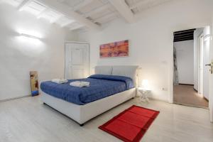 Dormitorio blanco con cama y alfombra roja en Friends Of Florence, en Florencia