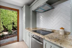 Kuchyňa alebo kuchynka v ubytovaní Villa mariposa