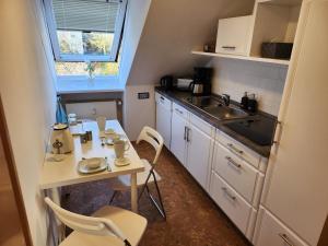 Nhà bếp/bếp nhỏ tại Helles, ruhiges, neues Quartier, Herkules Blick
