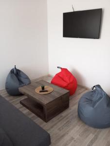 ein Wohnzimmer mit 2 Sitzsäcken und einem Tisch in der Unterkunft Vaidaugu Cosy Apartment, Klaipeda in Klaipėda