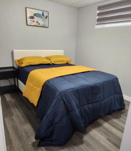 Llit o llits en una habitació de Entire Basement Suite with Private Entrance 14 fotos més