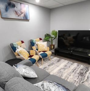 Televisor o centre d'entreteniment de Entire Basement Suite with Private Entrance