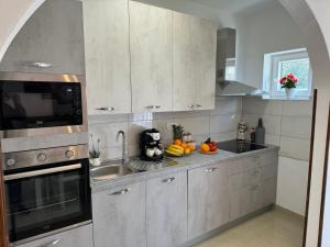 Kuchyň nebo kuchyňský kout v ubytování House Nada apartman